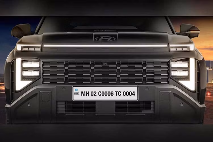 Ở thế hệ thứ hai, Hyundai Venue đã được làm mới thiết kế với dáng vẻ vuông vức hơn, bề mặt thân xe tạo khối rõ ràng, phần đầu dựng đứng và hệ thống đèn LED cải tiến. Riêng phiên bản N Line đi kèm trước/sau và lưới tản nhiệt khác biệt so với bản thường, mâm hợp kim 17 inch riêng, cánh gió mui chia đôi và ống xả kép.