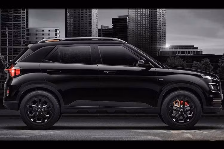 Đúng như tên gọi, Hyundai Venue Knight Edition 2026 cũng được áp dụng phong cách thiết kế “đen hóa” quen thuộc. Hãng Hyundai đã trang bị những chi tiết ngoại thất màu đen cho Venue Knight Edition như lưới tản nhiệt, ốp gầm, giá nóc, ốp gương chiếu hậu và mâm hợp kim 16 inch.