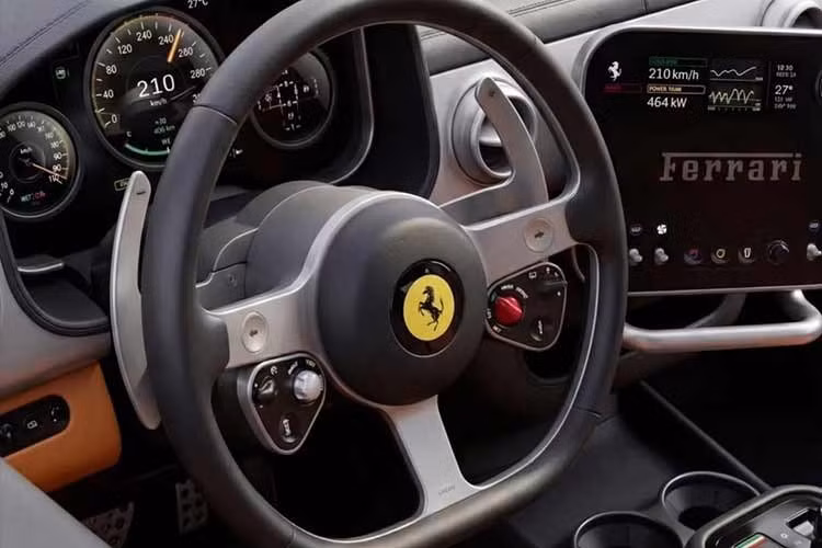 Xét về giá trị niêm yết, Ferrari Luce chỉ xếp sau mẫu hypercar sản xuất giới hạn F80. Việc định giá cao cho mẫu xe điện đầu tay cho thấy tham vọng của hãng trong việc duy trì biên lợi nhuận và khẳng định giá trị thương hiệu không phụ thuộc vào loại hình động cơ.