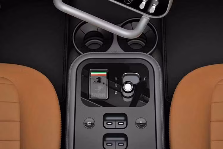 Mức chi phí sở hữu cao kỷ lục đang đặt ra những dấu hỏi về khả năng tiếp nhận của thị trường. Khách hàng của Ferrari thường ưu tiên cảm xúc vận hành từ tiếng động cơ và đặc tính cơ khí, những yếu tố vốn là thách thức đối với xe thuần điện do trọng lượng pin lớn.