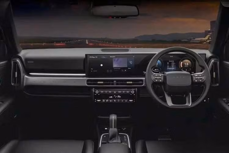 Bên trong, không gian nội thất của Venue Knight Edition 2026 tiếp tục được phủ màu đen chủ đạo với ghế bọc giả da dành riêng cho phiên bản này. Để tránh sự đơn điệu, các nhà thiết kế của Hyundai đã bổ sung chi tiết trang trí màu đồng trên mặt táp-lô và vô lăng.