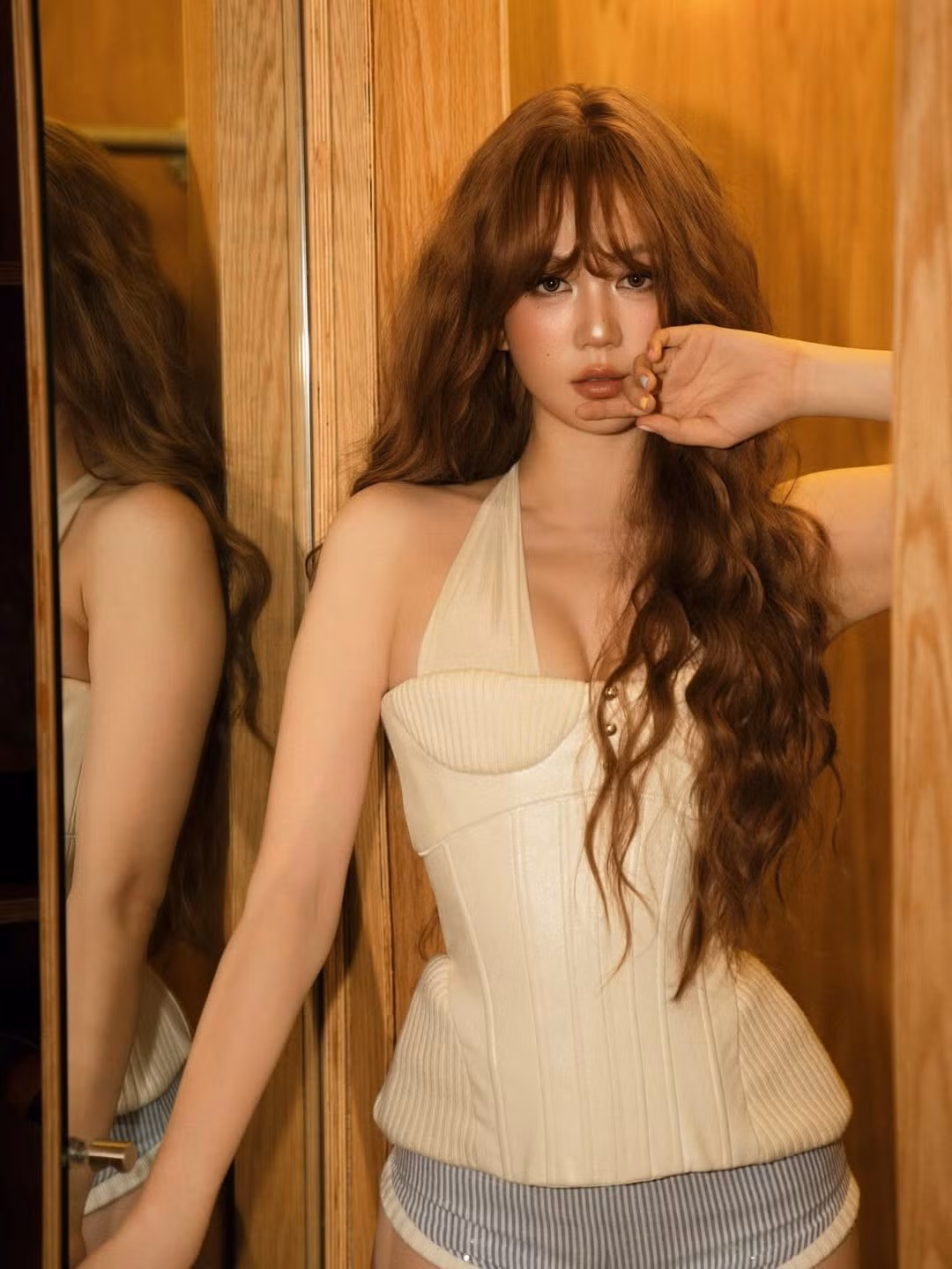 Ngọc Trinh cho thấy sự biến hóa đa dạng: khi đứng tạo dáng bên gương với cái nhìn sắc lạnh, khi lại ngồi bệt xuống sàn đầy phóng khoáng nhưng vẫn cực kỳ gợi cảm. Tất cả tạo nên hình ảnh một người đẹp đang ở thời kỳ đỉnh cao về nhan sắc lẫn phong độ hình ảnh.