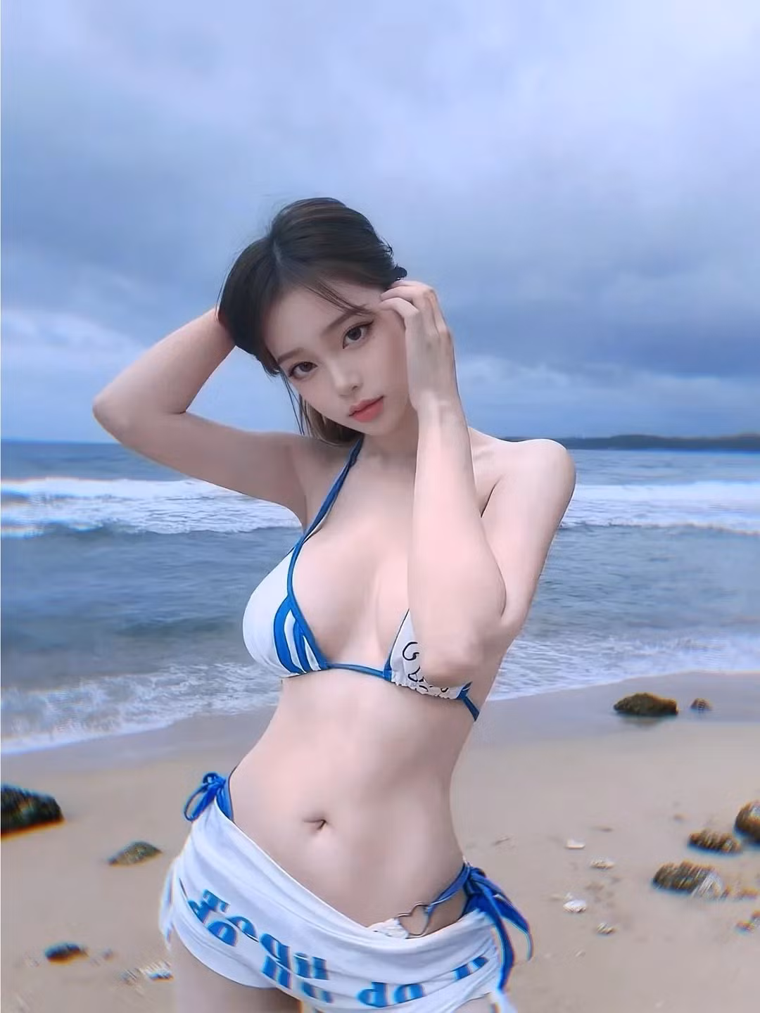 Sherry không đơn thuần là một bức ảnh; cô là đại diện cho khao khát về một vẻ đẹp hoàn mỹ không tì vết. Ngay khi lướt qua trang cá nhân với hơn nửa triệu người theo dõi, bất cứ ai cũng phải choáng ngợp trước nhan sắc của cô.