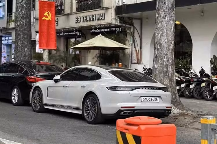Và quả thật, chính doanh nhân này đã đặt mua xe, với giá lăn bánh Porsche Panamera Turbo S 2022 gần 15 tỷ đồng, số tiền đủ để bạn khiến hàng xóm hay người đi đường ghen tỵ vì lái Lamborghini Urus, Range Rover, Mercedes-AMG G63, đó còn chưa kể 1 số siêu xe đã qua sử dụng.