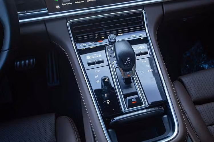 Điểm ấn tượng của Porsche Panamera Turbo S bản nâng cấp mới nhất chính là sức mạnh của xe, trái tim trên xe Coupe 4 cửa hạng sang này sẽ được trang bị khối động cơ V8, tăng áp kép, dung tích 4.0 lít, sản sinh ra công suất tối đa lên đến 621 mã lực, tăng 79 mã lực và mô-men xoắn cực đại cũng được tăng thêm 50 Nm, lên mức 820 Nm.