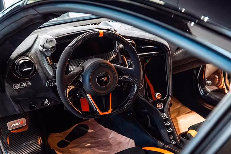 Không gian nội thất của chiếc siêu xe là sự tiếp nối hoàn hảo cho phong cách ngoại thất với các đường chỉ khâu, vô-lăng và bàn đạp được tạo điểm nhấn bằng sắc cam đặc trưng. Đáng chú ý, xe được trang bị ghế đua Carbon Fiber cấu trúc hai lớp mới, giúp giảm tới 33% trọng lượng so với ghế tiêu chuẩn.