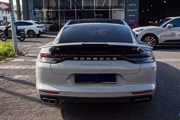 Nội công khủng khiếp kể trên của Porsche Panamera Turbo S đời 2021 sẽ đồng hành cùng hộp số tự động 8 cấp ly hợp kép, nhờ đó, mẫu xe mạnh nhất trong gia đình của xe Porsche Panamera có thời gian tăng tốc từ vị trí xuất phát lên 100 km/h chỉ 3,1 giây.