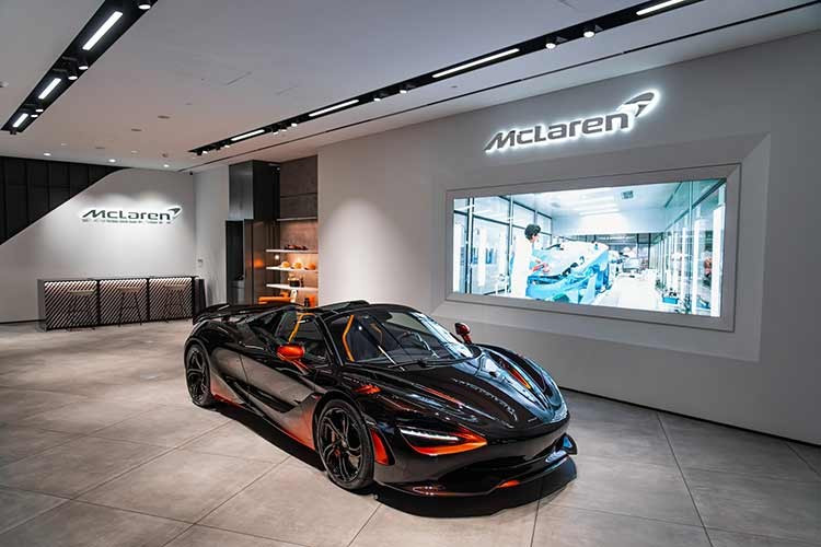 McLaren 750S Spider MSO Orange Coriolis là sản phẩm cá nhân hóa đỉnh cao được thực hiện bởi phân nhánh McLaren Special Operations (MSO). Tên gọi và thiết kế của xe được lấy cảm hứng trực tiếp từ hiệu ứng Coriolis - một hiện tượng vật lý về sự xoáy của luồng khí khi vật thể chuyển động.