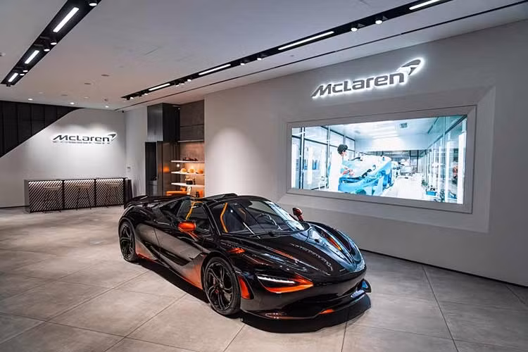 McLaren 750S Spider MSO Orange Coriolis là sản phẩm cá nhân hóa đỉnh cao được thực hiện bởi phân nhánh McLaren Special Operations (MSO). Tên gọi và thiết kế của xe được lấy cảm hứng trực tiếp từ hiệu ứng Coriolis - một hiện tượng vật lý về sự xoáy của luồng khí khi vật thể chuyển động.