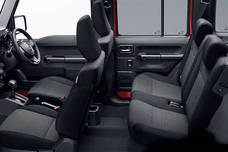 Điểm đáng giá nhất trong lần nâng cấp này là hệ thống hỗ trợ lái xe an toàn (ADAS) được tăng cường mạnh mẽ. Xe sở hữu công nghệ hỗ trợ phanh cảm biến kép II, phanh tự động khi đi tốc độ thấp, cảnh báo lệch làn và nhận diện biển báo. Đặc biệt, các phiên bản số tự động hiện được trang bị kiểm soát hành trình thích ứng, giúp việc di chuyển trên đường cao tốc trở nên nhàn nhã hơn.