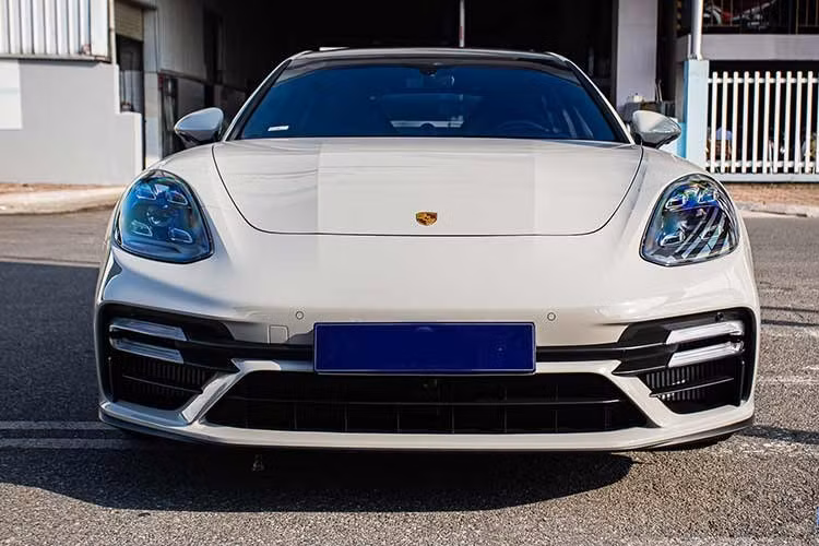 Vận tốc tối đa của chiếc coupe 4 cửa hạng sang Porsche Panamera Turbo S bản nâng cấp đầu tiên và duy nhất tại Việt Nam lên đến 315 km/h. Thông số của xe còn nhanh hơn 1 số siêu xe như Ferrari Roma, Lamborghini Gallardo LP560-4 Spyder 50th Anniversary 2013 hay Mercedes-Benz SLS AMG Final Edition.