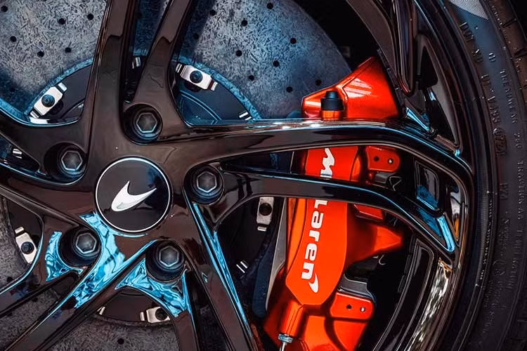 So với người tiền nhiệm 720S, mẫu xe này còn được tinh chỉnh mạnh mẽ về khí động học với mũi xe thấp hơn, bộ chia gió trước mở rộng và cánh gió sau chủ động có kích thước lớn hơn tới 20%, giúp tăng cường lực ép xuống mặt đường khi chạy ở tốc độ cao.