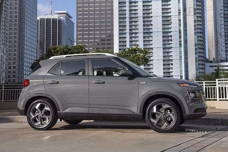 Với lốp tốt thì khả năng vận hành mùa đông của xe vẫn ổn. Cả Chevrolet Trax và Hyundai Venue đều không sang trọng, nhưng không gian sử dụng tốt hơn bạn tưởng nếu chỉ nhìn vào kích thước của xe.