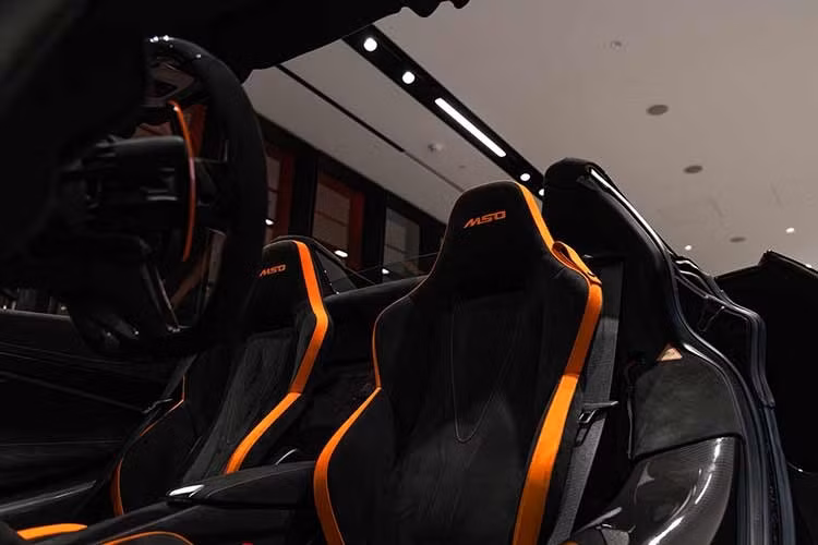 Ngoài ra, hệ thống McLaren Control Launcher (MCL) còn cho phép chủ nhân lưu trữ các thiết lập cá nhân về chế độ lái và hệ truyền động, mang lại trải nghiệm vận hành tối ưu chỉ qua một nút bấm.