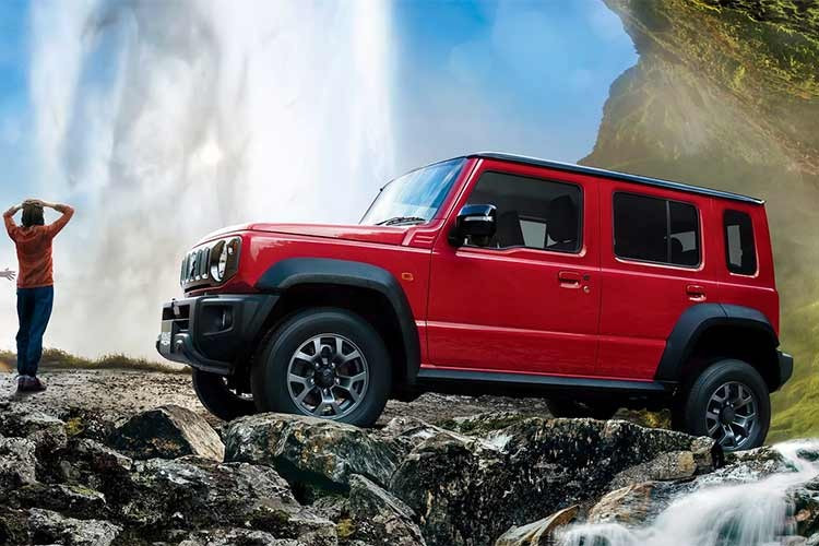 Ngoại hình Jimny Nomade 2026 giữ nguyên phong cách vuông vức, khỏe khoắn đặc trưng. Điểm mới dễ nhận thấy là cảm biến ADAS mới được gắn ngay phía trên cản trước. Ngoài ra, xe bổ sung thêm tùy chọn màu sơn Granite Gray Metallic, nâng tổng số màu lên 7.