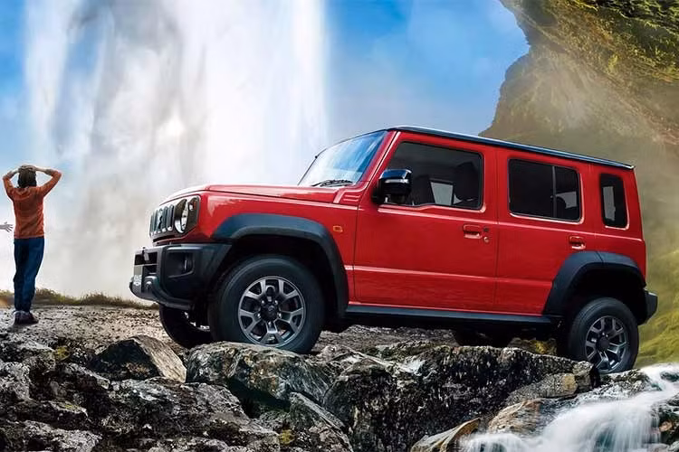 Ngoại hình Jimny Nomade 2026 giữ nguyên phong cách vuông vức, khỏe khoắn đặc trưng. Điểm mới dễ nhận thấy là cảm biến ADAS mới được gắn ngay phía trên cản trước. Ngoài ra, xe bổ sung thêm tùy chọn màu sơn Granite Gray Metallic, nâng tổng số màu lên 7.