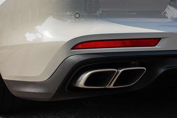 Hiện chiếc xe đã lăn bánh gần 2 vạn km và chủ hiện tại, xem chiếc Porsche Panamera Turbo S như người bạn trong cuộc sống hằng ngày của mình, anh rất ấn tượng với sức mạnh cũng như cảm giác mà chiếc coupe 4 cửa mạnh nhất ở Việt Nam mang đến. Chiếc Porsche Panamera Turbo S đời 2021 này có màu sơn ngoại thất xám Crayon Grey.