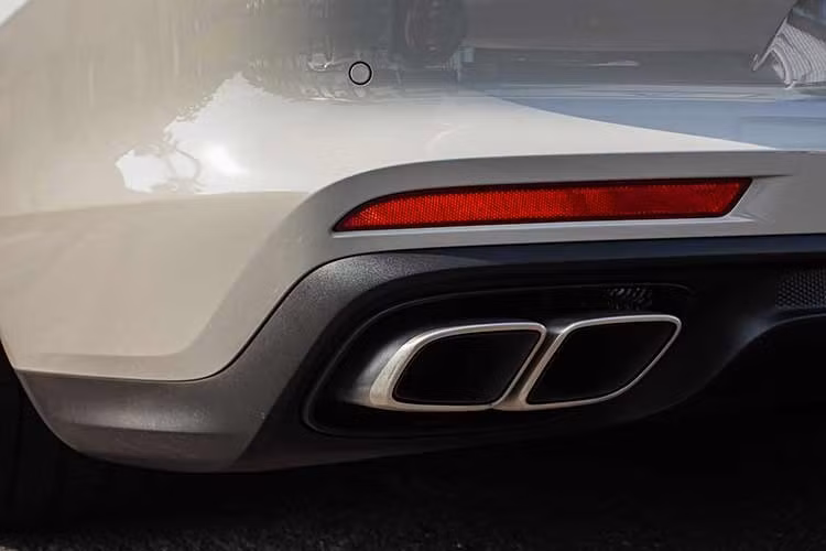 Hiện chiếc xe đã lăn bánh gần 2 vạn km và chủ hiện tại, xem chiếc Porsche Panamera Turbo S như người bạn trong cuộc sống hằng ngày của mình, anh rất ấn tượng với sức mạnh cũng như cảm giác mà chiếc coupe 4 cửa mạnh nhất ở Việt Nam mang đến. Chiếc Porsche Panamera Turbo S đời 2021 này có màu sơn ngoại thất xám Crayon Grey.