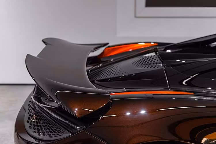 Sự kết hợp giữa hai tông màu cam Sunburst Orange và Azores Orange tại các vị trí như bộ chia gió, hốc hút gió và cánh gió sau tạo nên hiệu ứng như một dòng khí xoáy đang lướt dọc thân xe. Khi quan sát ở cự ly gần, lớp sơn này không chỉ đơn thuần là màu sắc mà còn mang lại cảm giác về tốc độ ngay cả khi xe đang đứng yên.