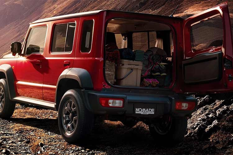 Tại thị trường Nhật Bản, Jimny Nomade 2026 mới có giá khởi điểm từ 2.926.000 Yên (tương đương khoảng 488,8 triệu đồng). Mức giá này tăng thêm 275.000 Yên (khoảng 45,9 triệu) đối với bản số sàn và 176.000 Yên (khoảng 29,4 triệu đồng) đối với bản số tự động.