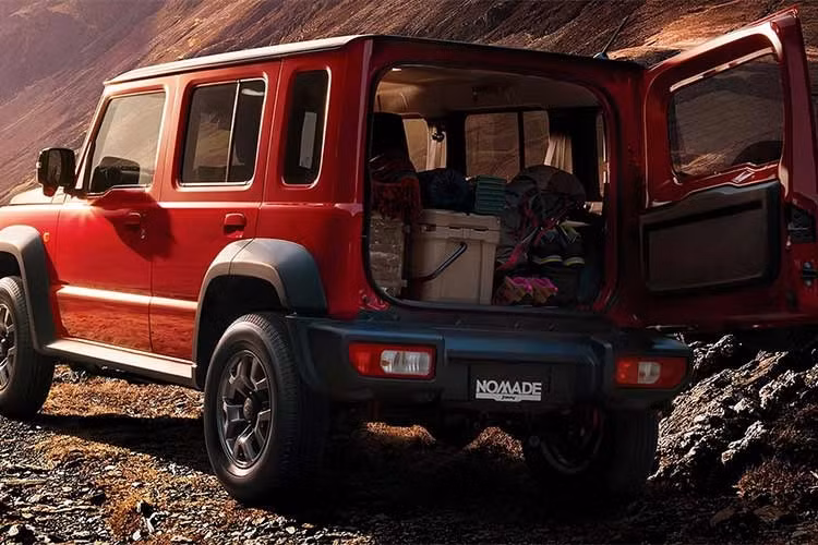 Tại thị trường Nhật Bản, Jimny Nomade 2026 mới có giá khởi điểm từ 2.926.000 Yên (tương đương khoảng 488,8 triệu đồng). Mức giá này tăng thêm 275.000 Yên (khoảng 45,9 triệu) đối với bản số sàn và 176.000 Yên (khoảng 29,4 triệu đồng) đối với bản số tự động.