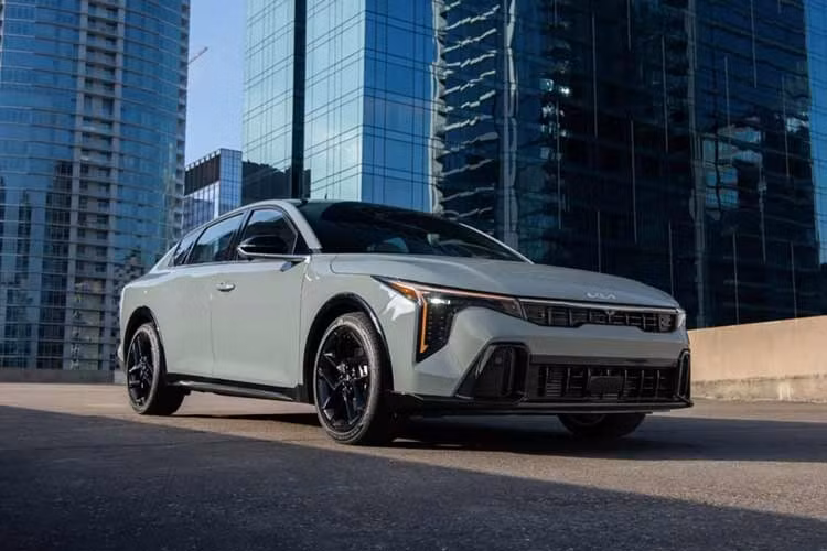 Kia K4 ﻿Kia K4 vốn là thế hệ mới của Forte hay còn gọi là K3 trên thị trường toàn cầu. Kia K4 là mẫu xe đắt nhất trong danh sách này. Tuy nhiên, dù người mua hiện phải trả cao hơn khoảng 1.000 USD so với giá niêm yết, mức giá trung bình của mẫu xe Hàn Quốc này vẫn dưới 25.000 USD.