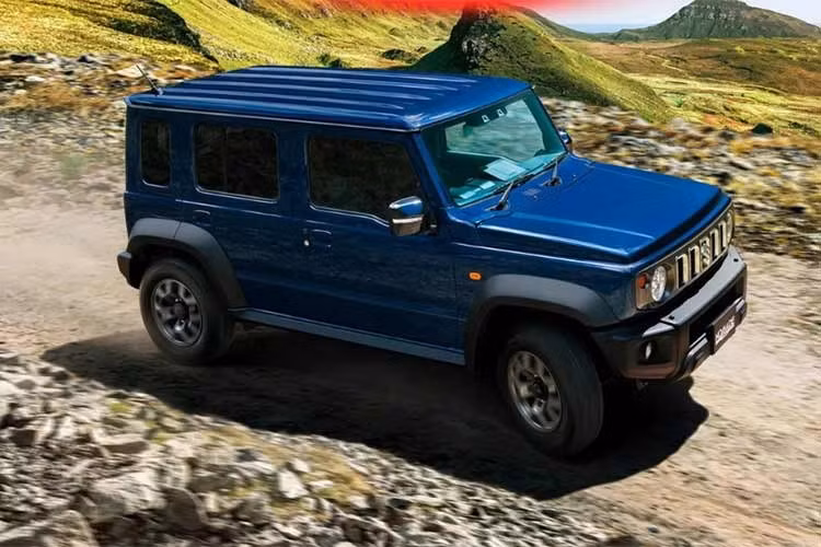 Nếu muốn trang bị thêm màn hình cảm ứng cao cấp, khách hàng cần chi thêm khoảng 21,5 triệu đồng. Gói phụ kiện Craggy Style hầm hố có mức phí bổ sung khoảng 67,5 triệu đồng. Suzuki cho biết, do nhu cầu cao, các đơn đặt hàng từ 30/1 đến 28/2 sẽ phải tham gia hình thức bốc thăm để mua xe. Đơn đặt hàng thông thường sẽ mở lại từ ngày 1/3/2026.