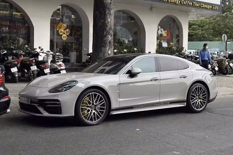 Vào năm 2022, chiếc xe Porsche Panamera Turbo S bản nâng cấp mới nhất cũng đã được nhìn thấy xuất hiện trong đại lý chính hãng của Porsche Việt Nam tại TP.HCM và hầu hết người mê xe đều nghĩ rằng, chủ nhân của nó không ai khác ngoài ông "vua cà phê Việt" Đặng Lê Nguyên Vũ.