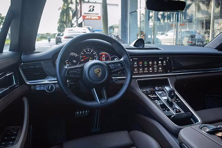 Nội thất xe bọc da màu nâu chủ đạo một nửa và toàn bộ ghế ngồi, nửa còn lại bọc da màu đen mang đến sự sang trọng. Ông Đặng Lê Nguyên Vũ đã lựa chọn gói Sport Chrono, với giá trị hơn 77 triệu đồng. Nhiều chi tiết, vị trí được ốp sợi carbon như táp-pi, táp-lô, hộc giữ cốc cho hàng ghế sau, bậc cửa và vô-lăng GT. Tổng số tiền cho loạt tùy chọn này lên đến hơn 180 triệu đồng.