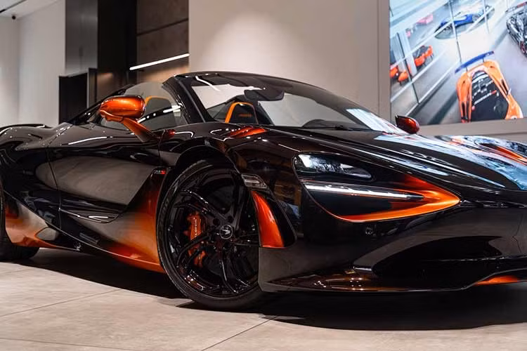 Điểm làm nên sự khác biệt tuyệt đối của McLaren 750S Spider MSO Orange Coriolis nằm ở lớp sơn ngoại thất được chế tác vô cùng tỉ mỉ. Các nghệ nhân của MSO đã dành hơn 260 giờ làm việc thủ công để tạo nên hiệu ứng chuyển sắc mờ dần tinh tế trên nền sơn đen ánh đồng Sandstone Black.