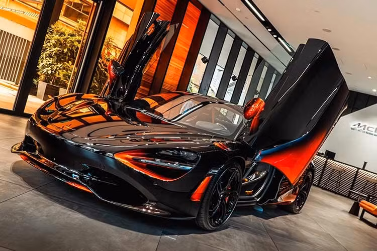 Tại Việt Nam, phiên bản McLaren 750S Spider MSO Orange Coriolis đặc biệt này có mức giá niêm yết từ 29,4 tỷ đồng, trong khi các bản 750S tiêu chuẩn có giá khởi điểm từ 22,6 tỷ đồng cho bản Coupe và 25 tỷ đồng cho bản Spider.