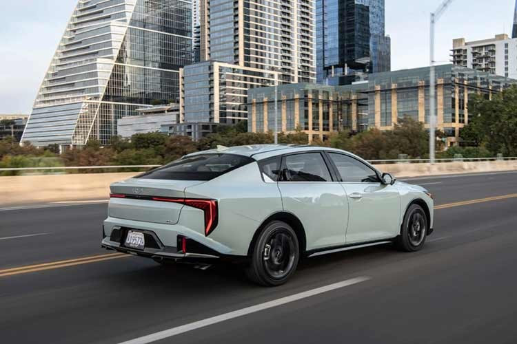 Kia K4 không phải là sedan hạng sang hay thể thao nhưng vẫn được Consumer Reports đánh giá cao. “Không giống nhiều mẫu xe giá rẻ khác vốn phải đánh đổi lớn để tiết kiệm chi phí, K4 có rất ít nhược điểm”, Consumer Reports nhận xét. Ít nhất thì đây là mẫu xe đáng cân nhắc.