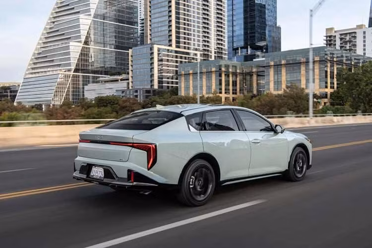 Kia K4 không phải là sedan hạng sang hay thể thao nhưng vẫn được Consumer Reports đánh giá cao. “Không giống nhiều mẫu xe giá rẻ khác vốn phải đánh đổi lớn để tiết kiệm chi phí, K4 có rất ít nhược điểm”, Consumer Reports nhận xét. Ít nhất thì đây là mẫu xe đáng cân nhắc.