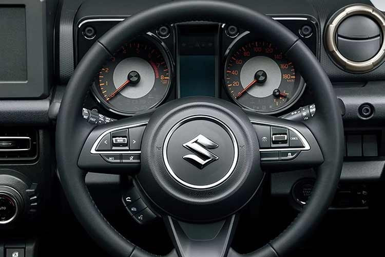 Suzuki cũng thực hiện những điều chỉnh nhỏ để tăng tính tiện dụng như sử dụng hệ thống chiếu sáng nội thất bằng đèn LED tiêu chuẩn, vô lăng tích hợp phím điều khiển âm thanh và bổ sung nắp che cho cổng USB ở khay để đồ phía trước.