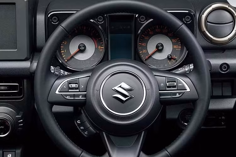 Suzuki cũng thực hiện những điều chỉnh nhỏ để tăng tính tiện dụng như sử dụng hệ thống chiếu sáng nội thất bằng đèn LED tiêu chuẩn, vô lăng tích hợp phím điều khiển âm thanh và bổ sung nắp che cho cổng USB ở khay để đồ phía trước.