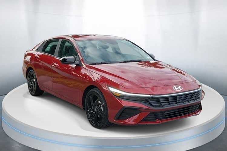 Hyundai Elantra ﻿Nếu bạn thích Kia K4 nhưng không ưng thiết kế, Hyundai Elantra có thể là lựa chọn phù hợp. Về nền tảng cơ khí, hai xe khá tương đồng vì Hyundai và Kia là hai thương hiệu cùng tập đoàn, nhưng phong cách thiết kế lại khác biệt.