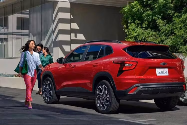 Mẫu xe này không có hệ dẫn động 4 bánh trong khi độ êm ái chưa phải là xuất sắc, nhưng mang lại giá trị tốt so với số tiền bỏ ra. Dù là SUV cỡ nhỏ, Chevrolet Trax mới vẫn rộng rãi hơn mong đợi.