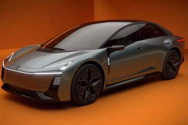 Các chi tiết như kính chắn gió, tay nắm cửa truyền thống hay bộ mâm... của Toyota Crown hoàn toàn mới vừa phải được điều chỉnh nhằm đáp ứng yêu cầu sản xuất thực tế, đồng thời phù hợp với các phiên bản.