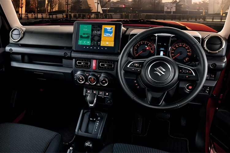 Khoang cabin được cập nhật với tùy chọn màn hình giải trí cảm ứng 9 inch, tích hợp kết nối điện thoại thông minh, định vị và camera lùi. Màn hình đa thông tin 4,2 inch màu đặt giữa cụm đồng hồ hỗ trợ hiển thị trạng thái xe trực quan hơn.