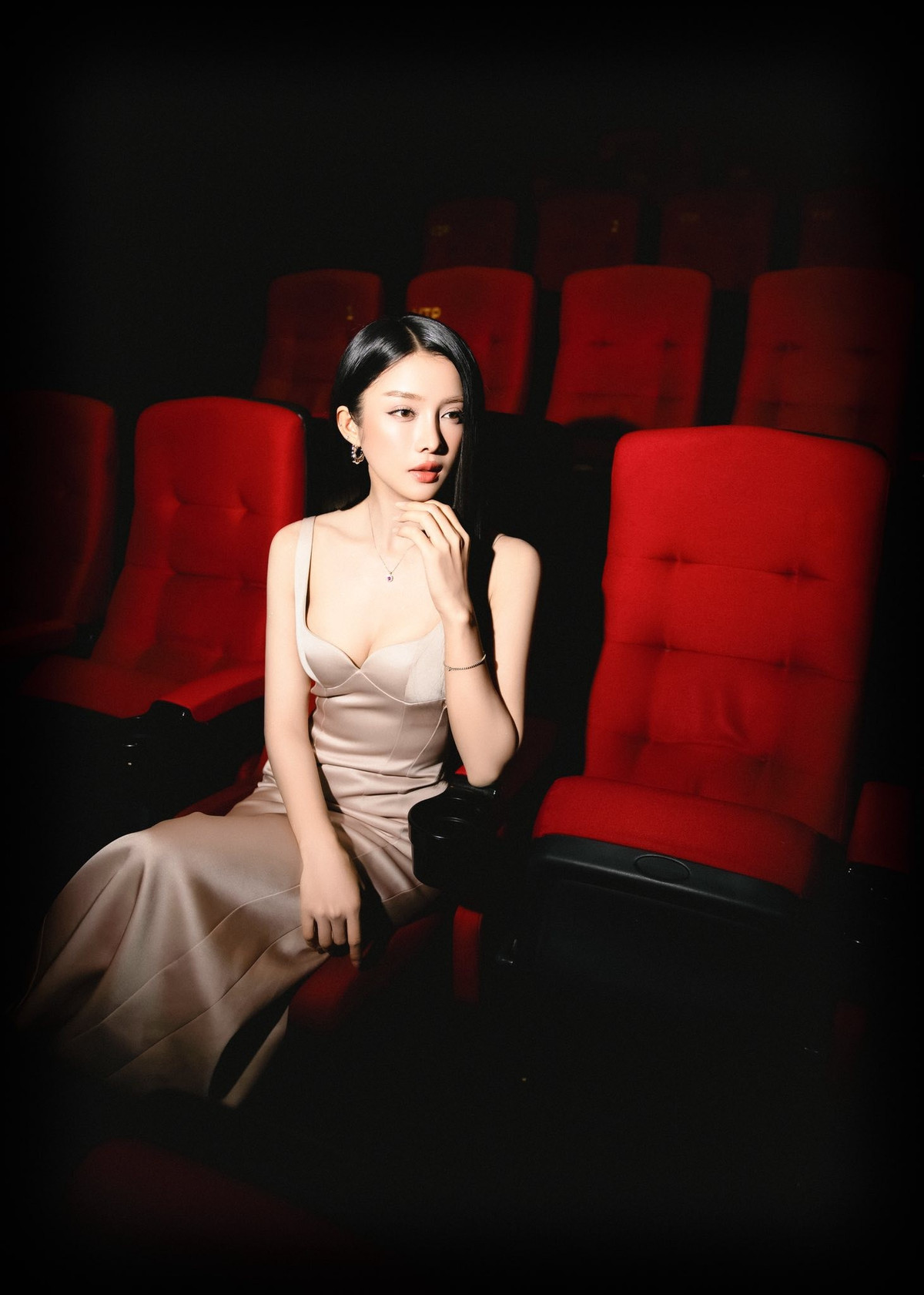 Sau nhiều năm hoạt động nghệ thuật, nhan sắc của Mỹ Duyên trở nên chín muồi, trưởng thành và thu hút hơn.