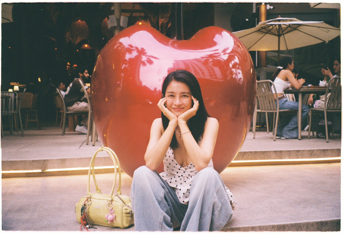 Những hình ảnh lần này cũng là cách nữ diễn viên đánh dấu sự thay đổi tích cực trong phong cách – tự tin hơn, trưởng thành hơn nhưng vẫn giữ được nét nữ tính dịu dàng vốn có.