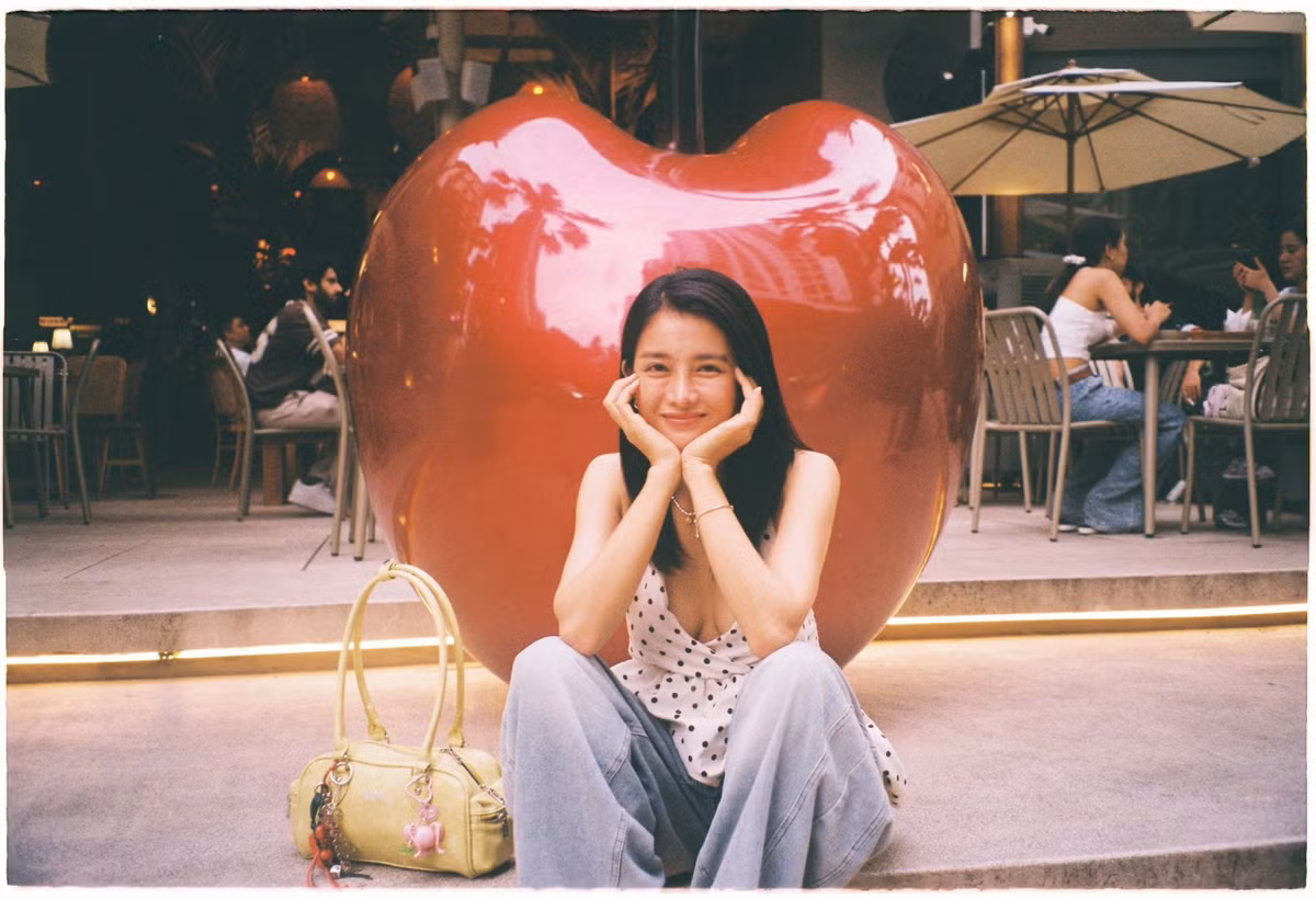 Những hình ảnh lần này cũng là cách nữ diễn viên đánh dấu sự thay đổi tích cực trong phong cách – tự tin hơn, trưởng thành hơn nhưng vẫn giữ được nét nữ tính dịu dàng vốn có.