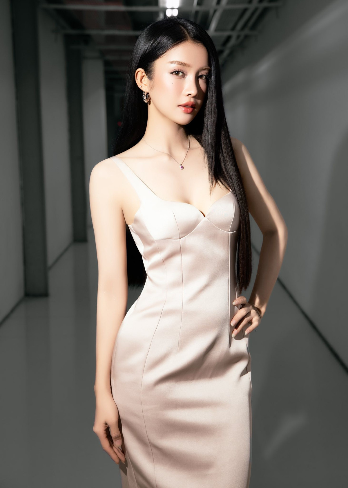 Trình Mỹ Duyên xuất thân từ lĩnh vực người mẫu, sau đó lấn sân sang diễn xuất và từng ghi dấu ấn qua các dự án như Người Lắng Nghe, Kiều, Bếp Hát, cùng nhiều MV và quảng cáo lớn.