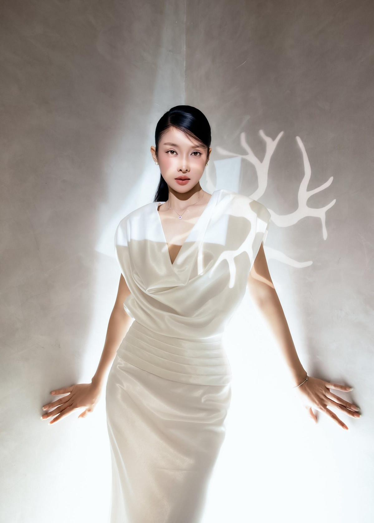 Trình Mỹ Duyên vốn được biết đến với nét đẹp Á Đông hiện đại: gương mặt thanh tú, đôi mắt to, sống mũi cao, thần thái nhẹ nhàng nhưng sắc sảo. Làn da mịn màng dưới ánh sáng tự nhiên càng giúp tôn lên vẻ nữ tính và cuốn hút của cô.