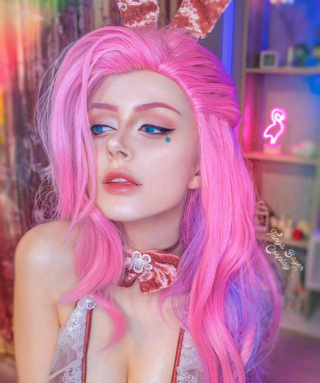 Nàng hot girl 1 triệu follow có thể hóa thân thành một nữ sát thủ lạnh lùng trong bộ đồ đen cắt xẻ táo bạo, rồi ngay sau đó là một nhân vật tóc trắng với phong cách sexy fantasy....