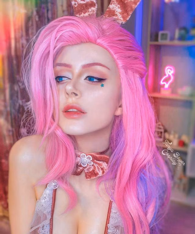 Nàng hot girl 1 triệu follow có thể hóa thân thành một nữ sát thủ lạnh lùng trong bộ đồ đen cắt xẻ táo bạo, rồi ngay sau đó là một nhân vật tóc trắng với phong cách sexy fantasy....