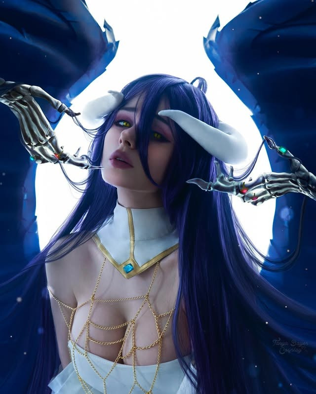 Bằng chứng là các bộ ảnh cosplay nhân vật từ game hành động, phim giả tưởng hay các bộ trang phục lấy cảm hứng từ quân đội, phù thủy, thậm chí là những nhân vật nữ quyền mạnh mẽ... tất cả đều được hot girl xử lý gọn ghẽ, tạo nên sự cuốn hút đặc biệt.