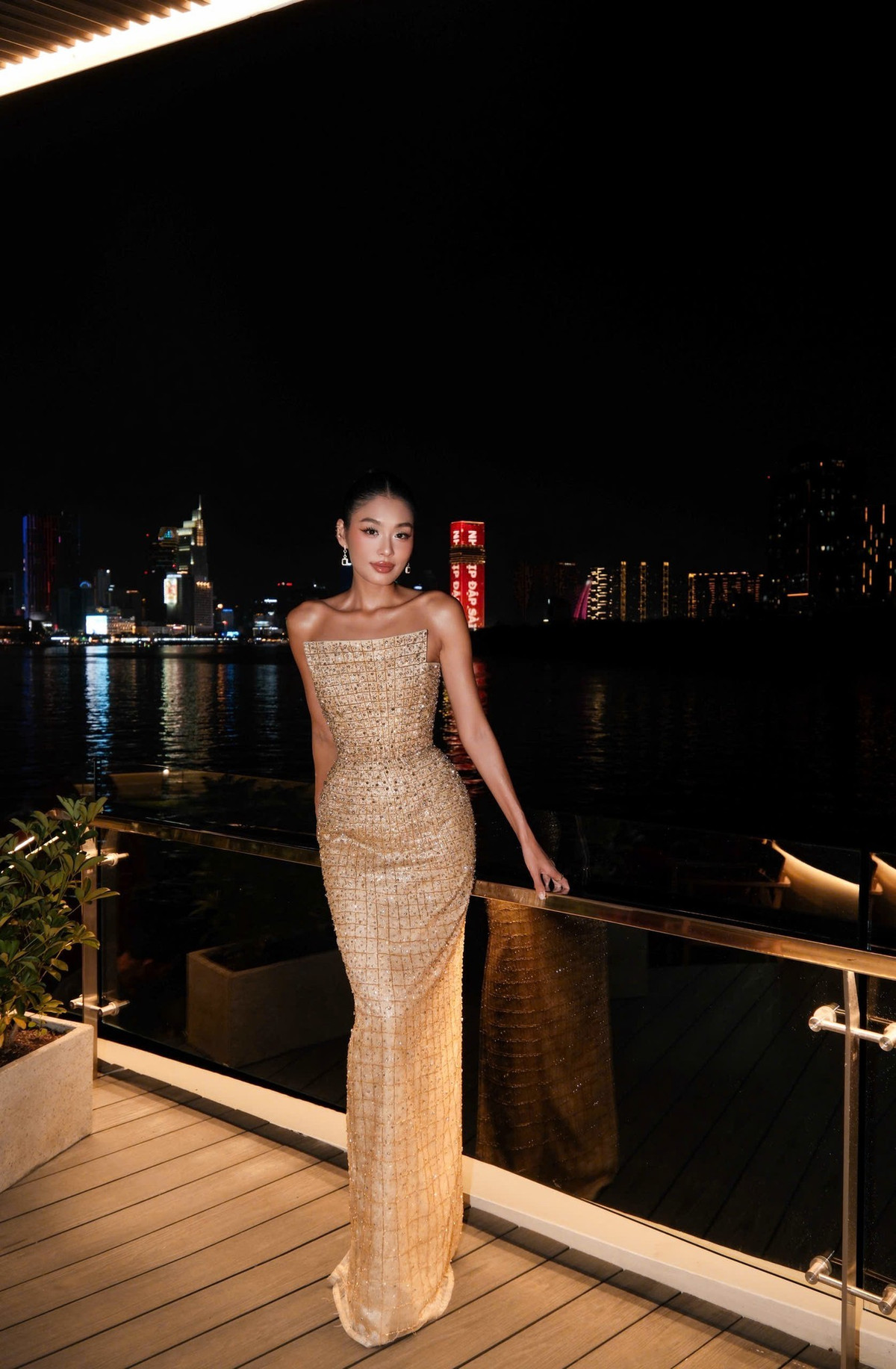 Sinh năm 1994 tại thành phố Ulm (Đức) trong một gia đình gốc Hà Nội, Thảo Nhi lớn lên giữa môi trường quốc tế cởi mở. Sau khi tốt nghiệp trung học, cô quyết định trở lại Việt Nam để tìm kiếm hướng đi riêng trong lĩnh vực mình đam mê thay vì theo con đường đại học ngay lập tức.