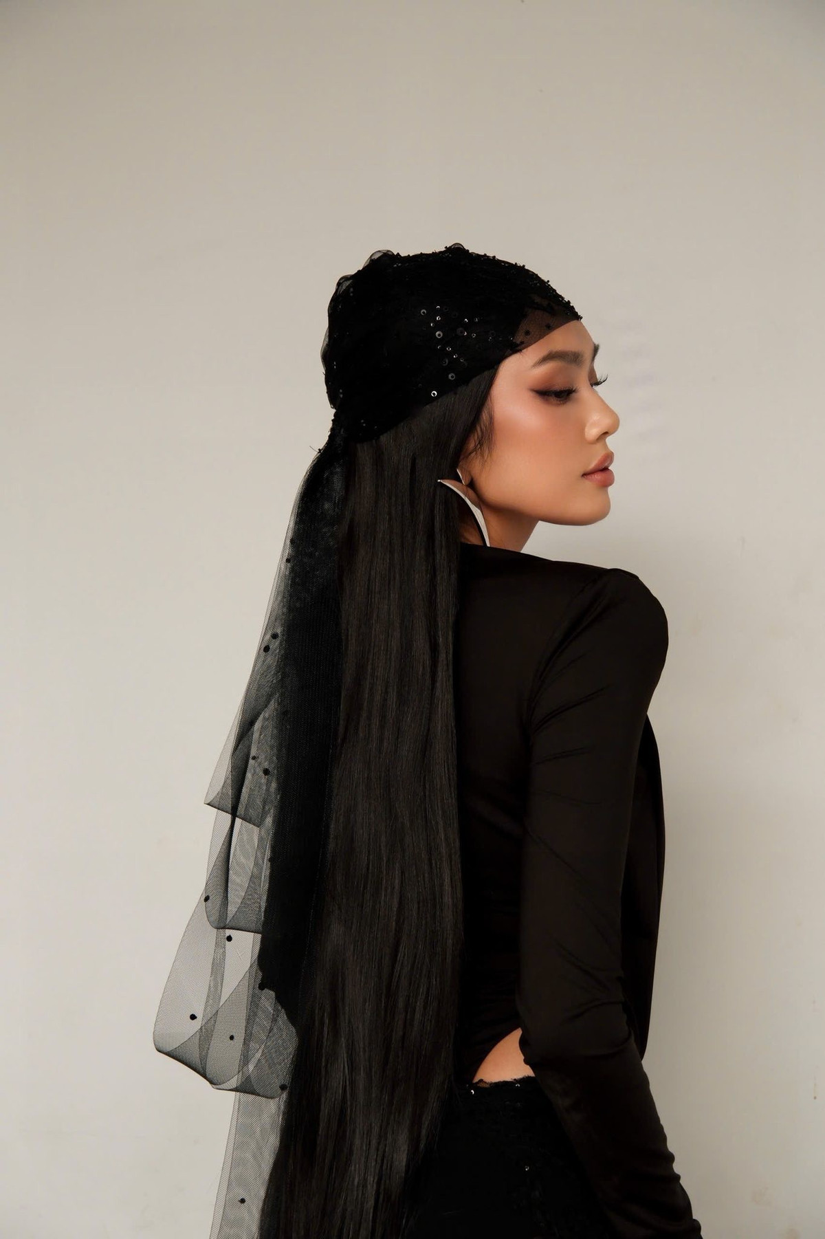 Trước khi nổi tiếng, Thảo Nhi từng thử sức trong nhiều vai trò: Stylist tại tạp chí Đẹp, làm marketing tại Zalora và phát triển nội dung trên mạng xã hội. Cũng trong thời gian này, hình ảnh thời trang của cô dần được định hình, thu hút sự chú ý mạnh mẽ từ giới trẻ.