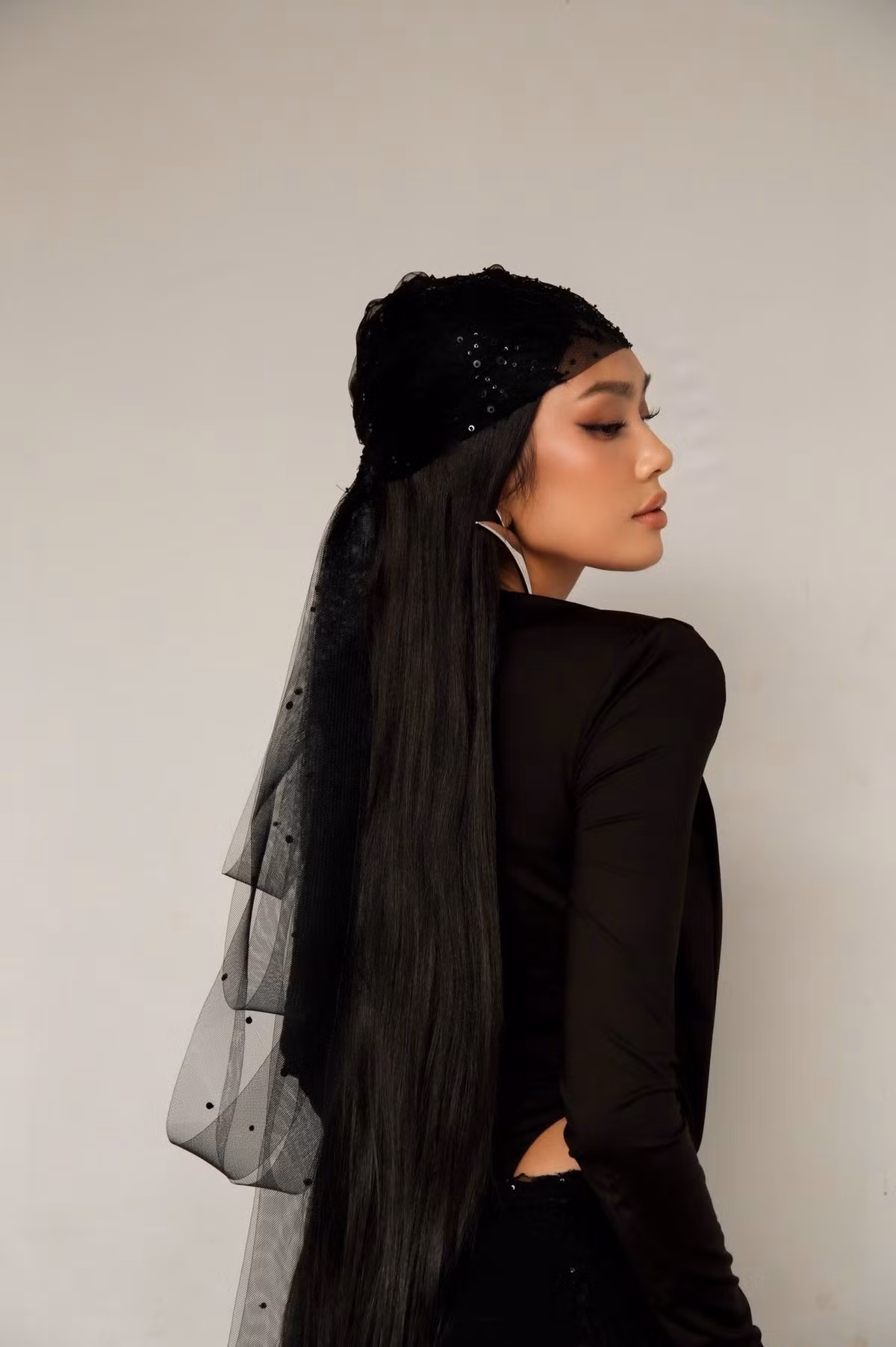 Trước khi nổi tiếng, Thảo Nhi từng thử sức trong nhiều vai trò: Stylist tại tạp chí Đẹp, làm marketing tại Zalora và phát triển nội dung trên mạng xã hội. Cũng trong thời gian này, hình ảnh thời trang của cô dần được định hình, thu hút sự chú ý mạnh mẽ từ giới trẻ.